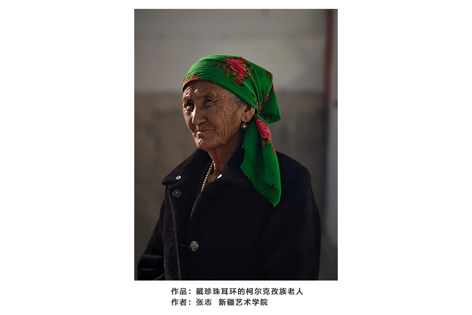 戴珍珠耳环的柯尔克孜族老人
